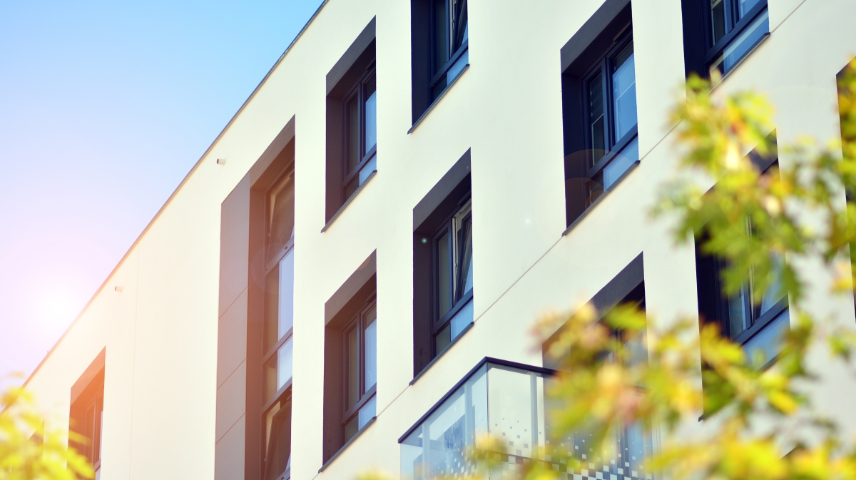 Nouvelle loi Pinel à Montpellier – Bâtiment d’habitations collectif neuf et arboré est ensoleillé sous un ciel bleu