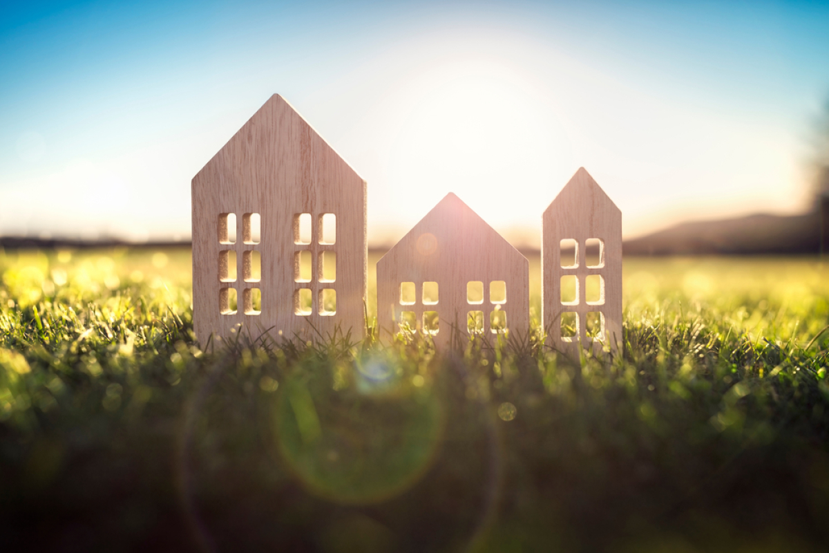 Conditions de la Loi Pinel Plus à Montpellier – Le soleil éclaircit des maquettes de logements en bois sur de l’herbe