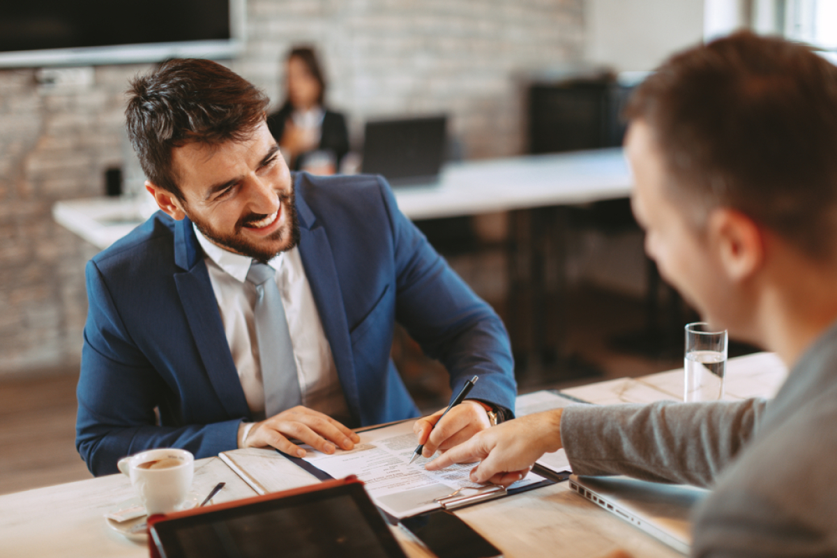 Le courtier immobilier vous aide à prendre les bonnes décisions Courtier immobilier Montpellier – Un investisseur signe un contrat de réservation avec son courtier