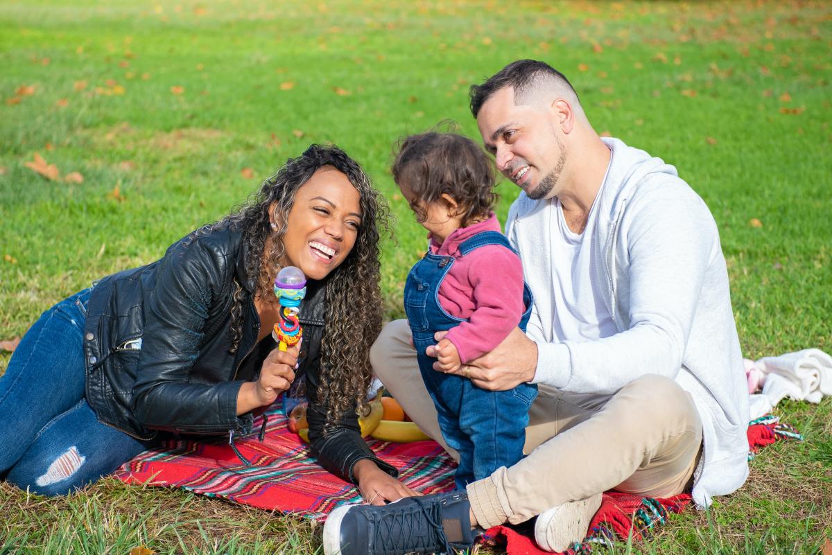 Vivre à Montpellier en famille – Une famille dans un parc