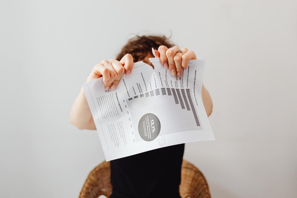 Il est possible de résilier à tout moment son assurance emprunteur loi assurance emprunteur – Une personne en train de déchirer son contrat d’assurance