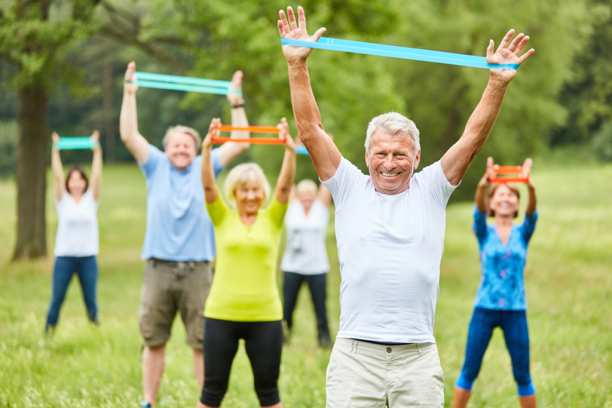 investir résidence sénior Montpellier – Des personnes âgées souriant en pleine séance de sport