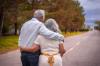 investir résidence sénior Montpellier – Un couple âgé se tenant dans les bras