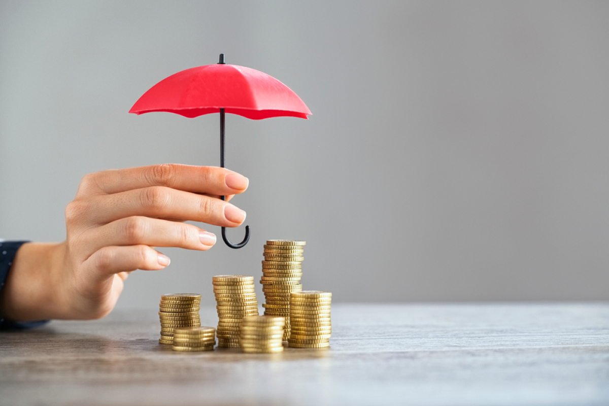  Pinel et colocation – Une femme tenant un parapluie pour protéger son argent 