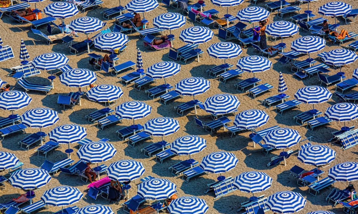 Carnon profite de l'économie touristique du littoral Urbanisme Mauguio – Plage avec des parasols