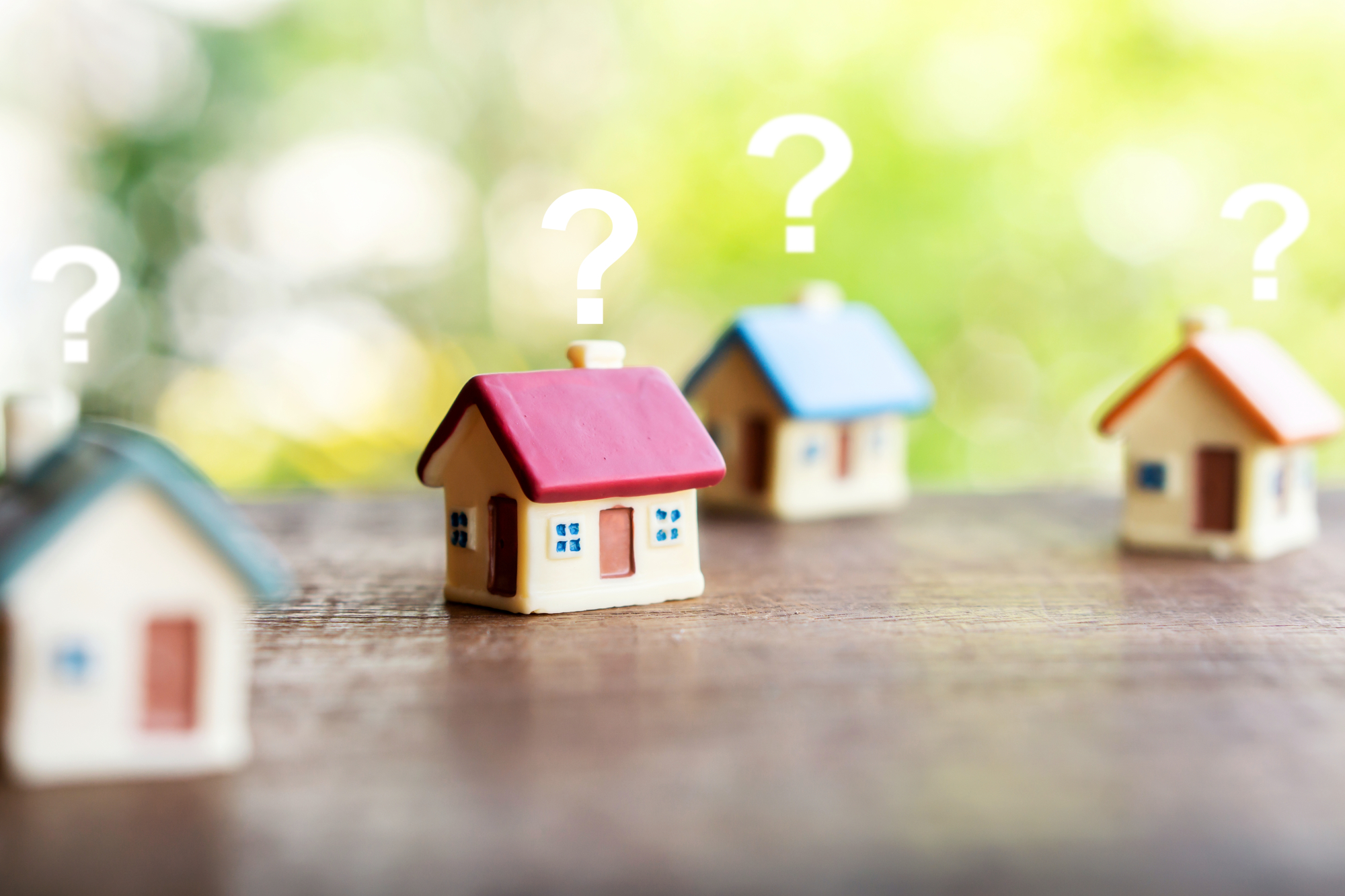 Figurines de maisons avec des points d'interrogation
