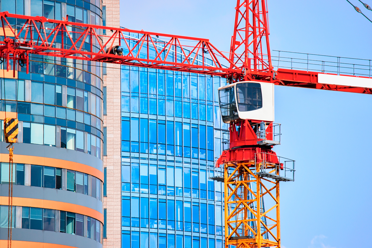 Vue sur un chantier et une grue