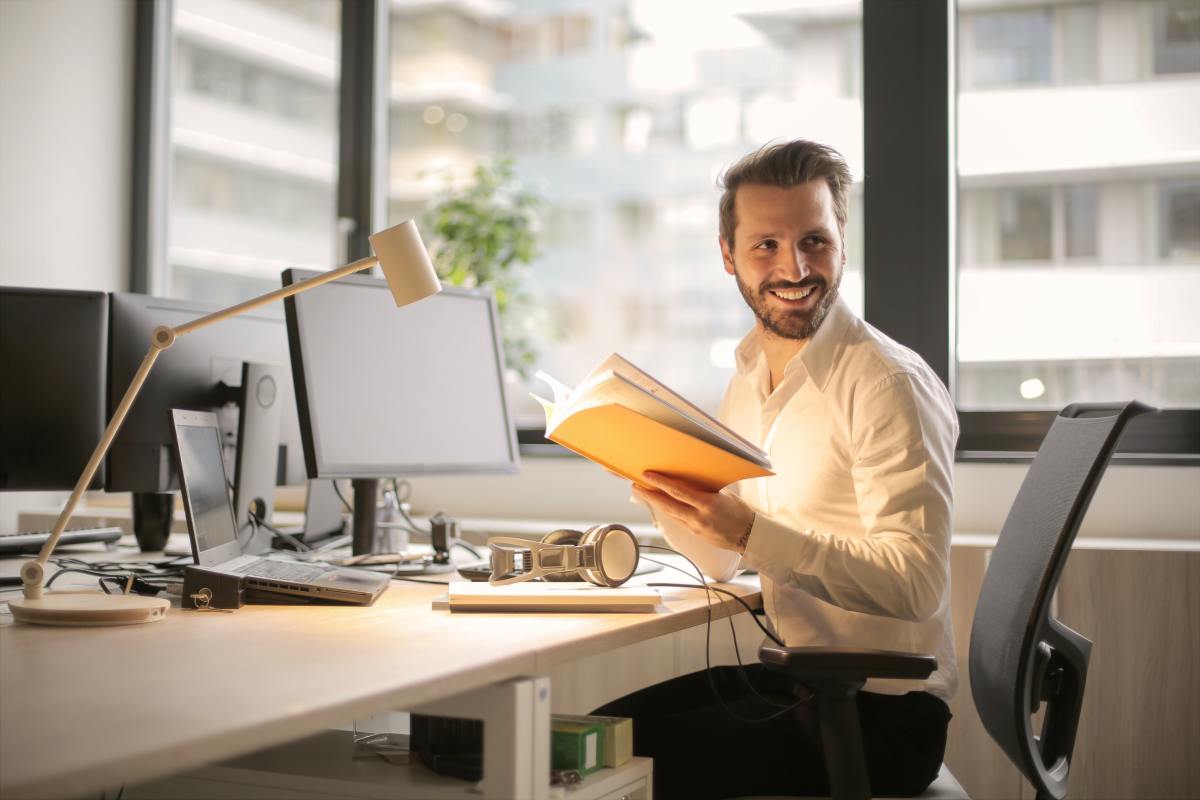 Quel est le rôle d’une agence de gestion locative ? gestion locative Montpellier – un gestionnaire locatif souriant