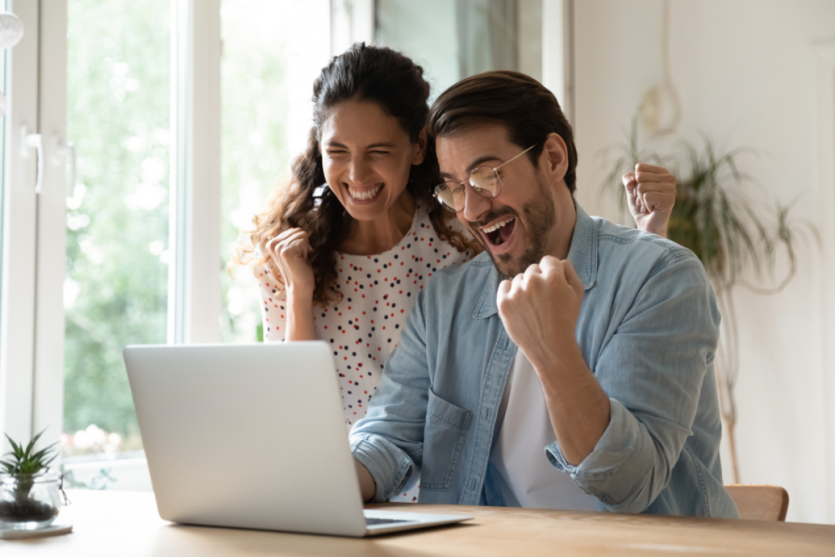 Ceux qui ont attendu de longs mois que les prix baissent devraient pouvoir accéder à la propriété baisse des taux – un couple heureux constate qu’ils vont pouvoir enfin acheter