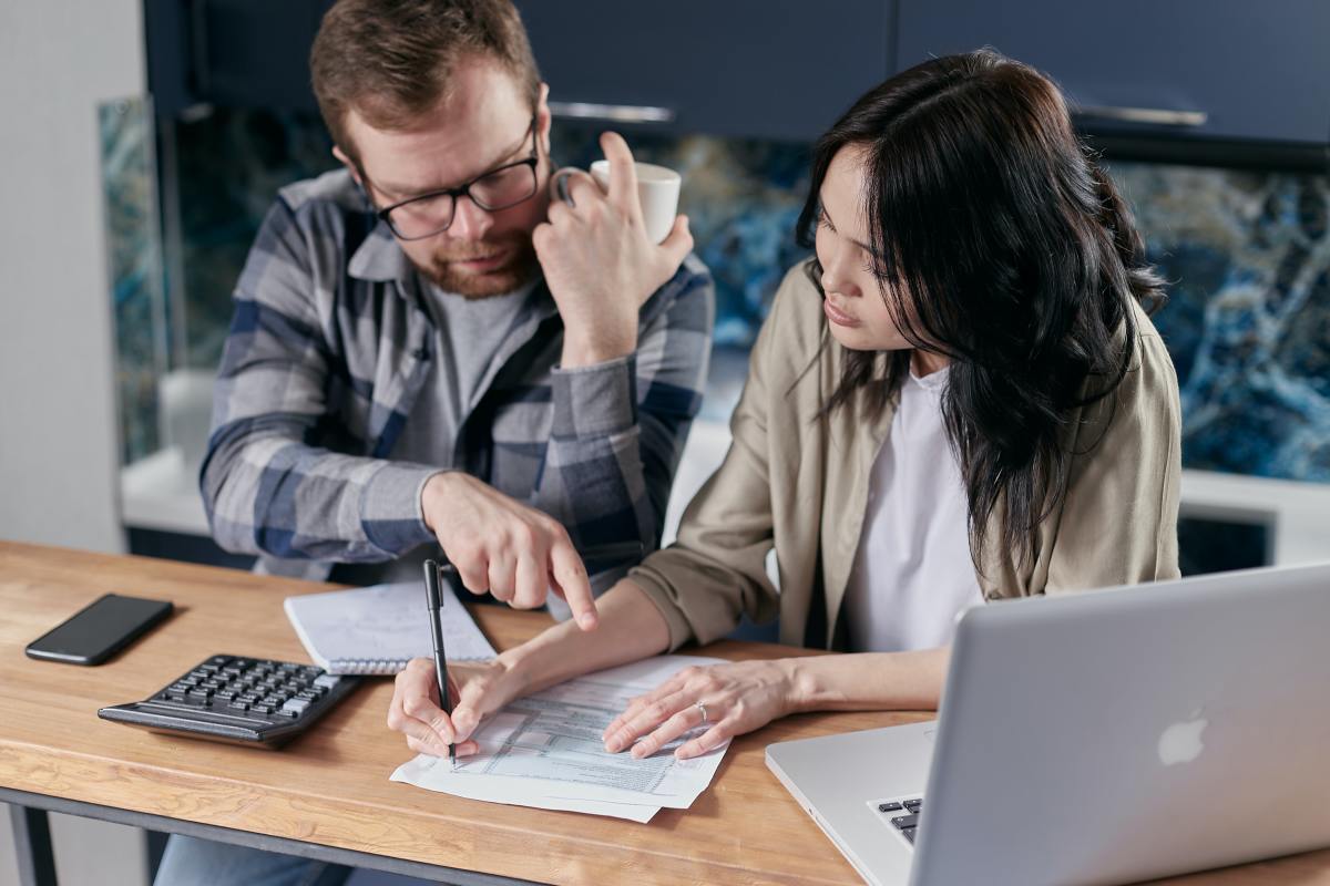 Les frais de courtage représentent 1 % du montant emprunté Courtier immobilier Montpellier – Un couple qui boucle leur financement