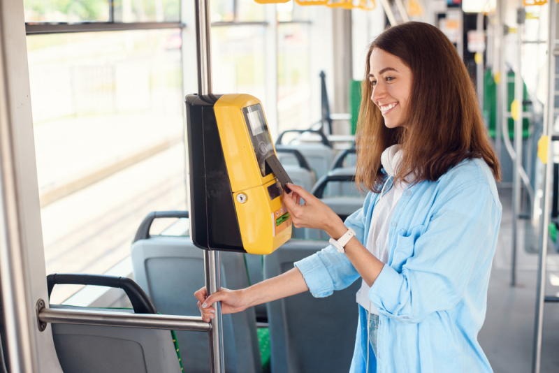 transport gratuit Montpellier – une jeune femme validant son titre de transport dans le bus