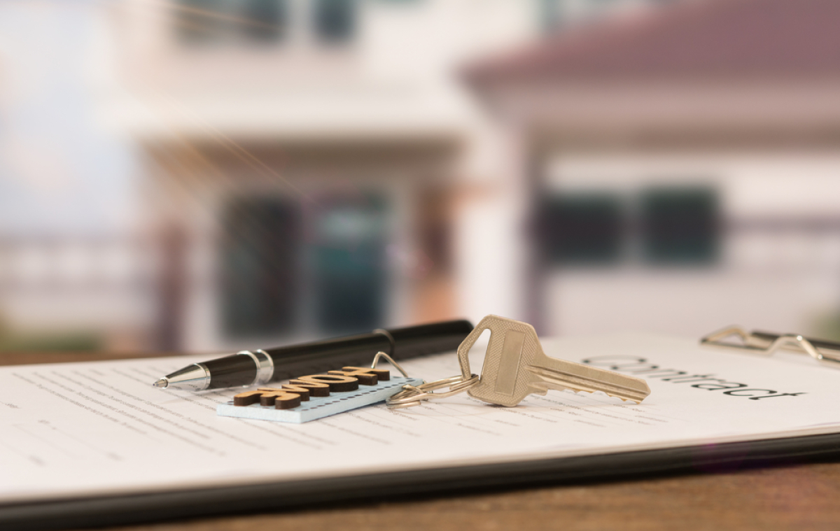  locataire et propriétaire - Les clés d’un logement posées sur une table 