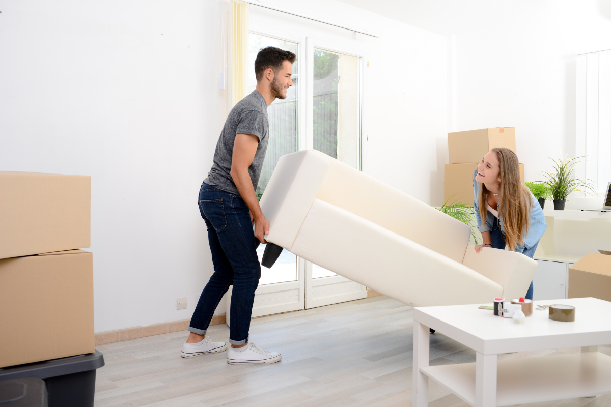 Les appartements neufs sont plus spacieux que dans l’ancien typologie de logement – un jeune couple emménage dans un T2 neuf