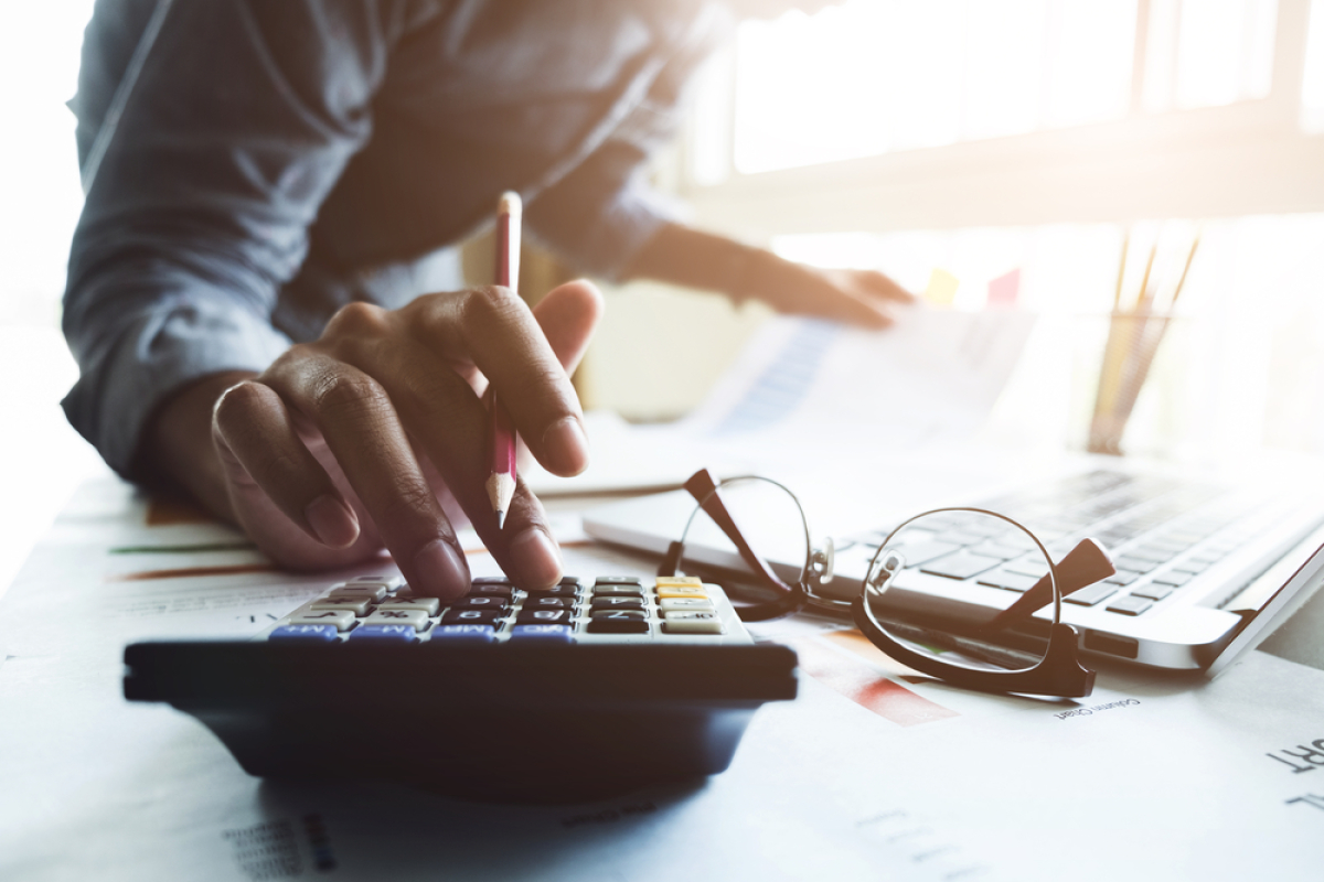 La proposition de loi permettrait de faciliter la revente et relancer l'achat ppl exoneration plus-value immobilière – un homme calcule saplus-value-immobilière