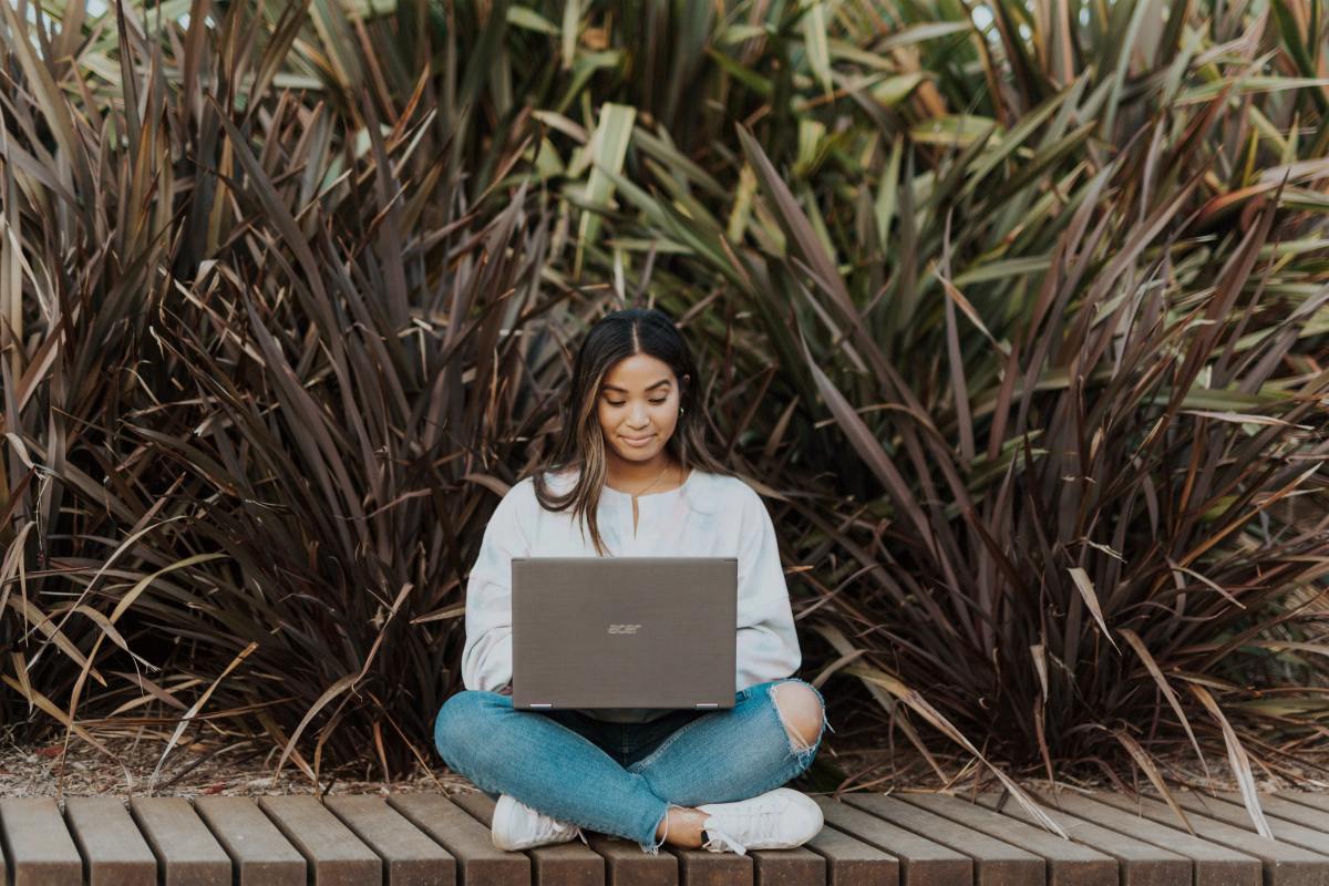 Comment trouver la bonne location étudiante à Montpellier ? Location appartement étudiant Montpellier – Une jeune étudiante en train de rechercher un appartement