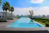Une piscine nordique sur la terrasse d’un bâtiment