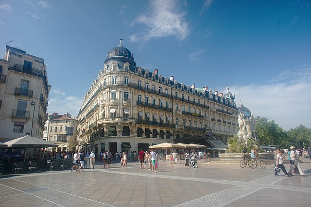 place de la comédie montpellier – vue de la place de la comédie à montpellier au bout de l’avenue clemenceau