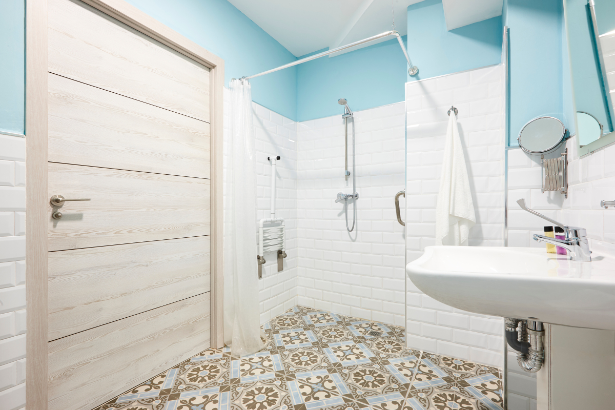 normes PMR immobilier neuf – Salle de bain adaptée aux PMR