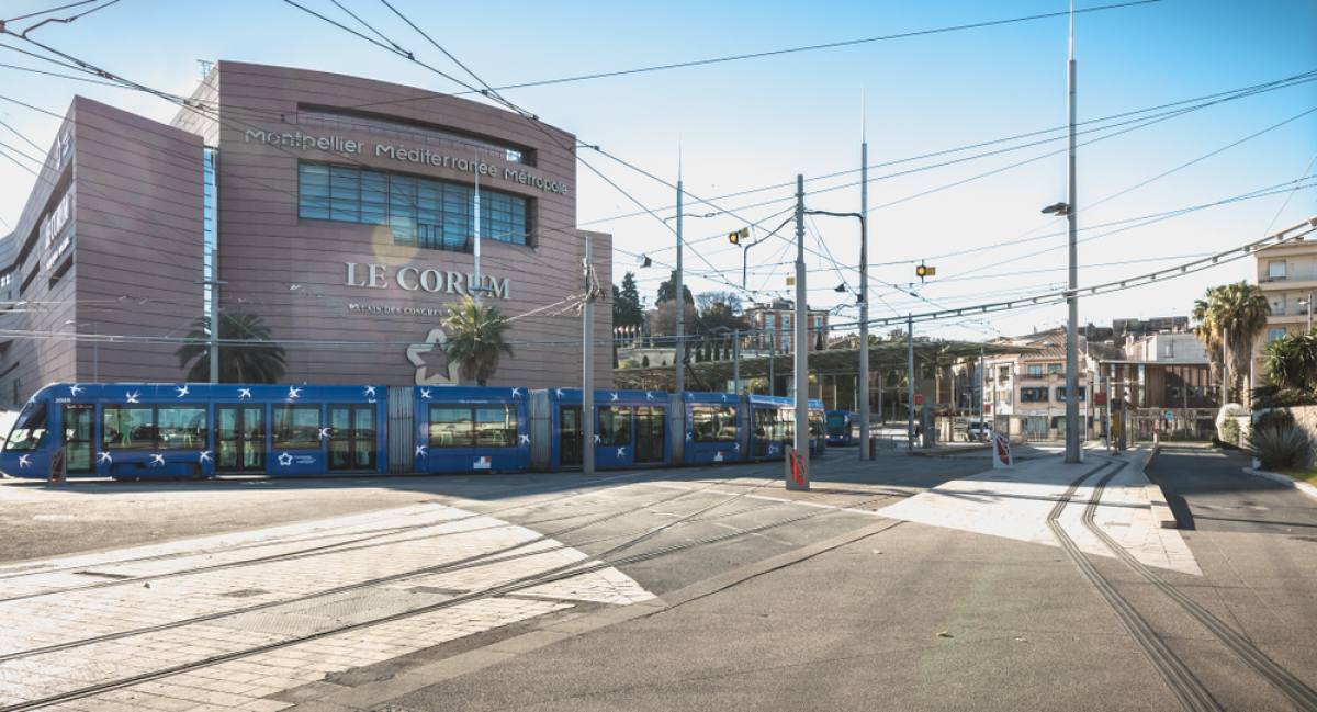 Le Corum est un lieu emblématique de la culture montpelliéraine quartier des Beaux-Arts à Montpellier – Station de tram du Corum