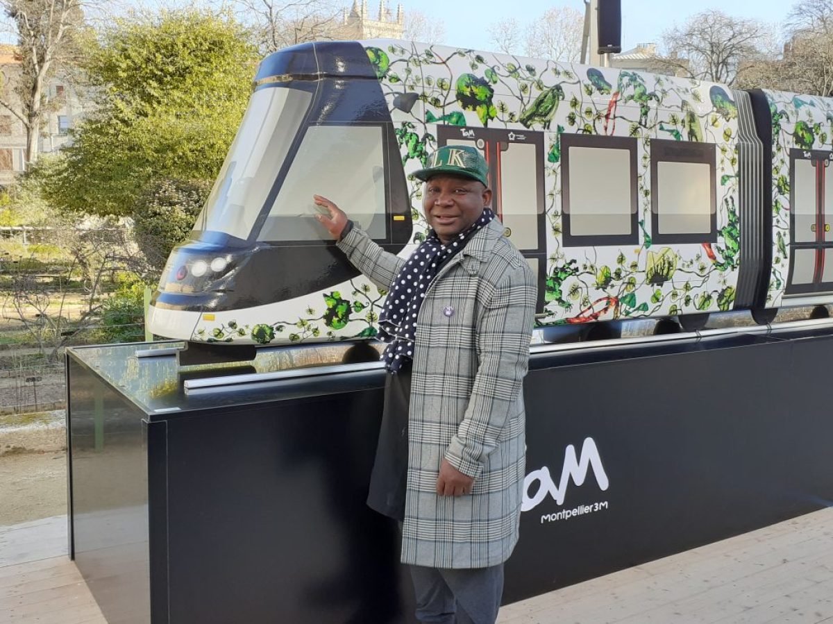Barthélémy Toguo pose avec sa réalisation pour la ligne 5 design ligne 5 du tramway de Montpellier – l'œuvre et l’artiste de la nouvelle ligne 5