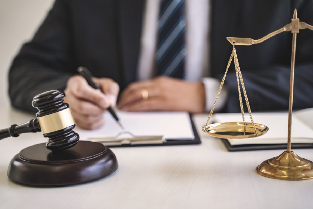 assouplissement interdiction location passoire thermique – un marteau de juge et une balance