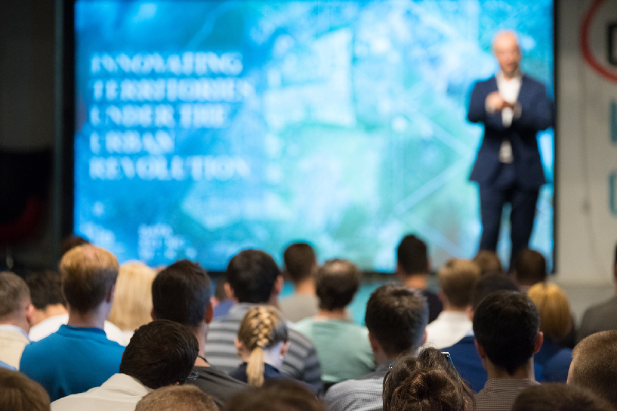 salon immobilier montpellier 2024 atelier logement – un conférencier fait une présentation devant un public