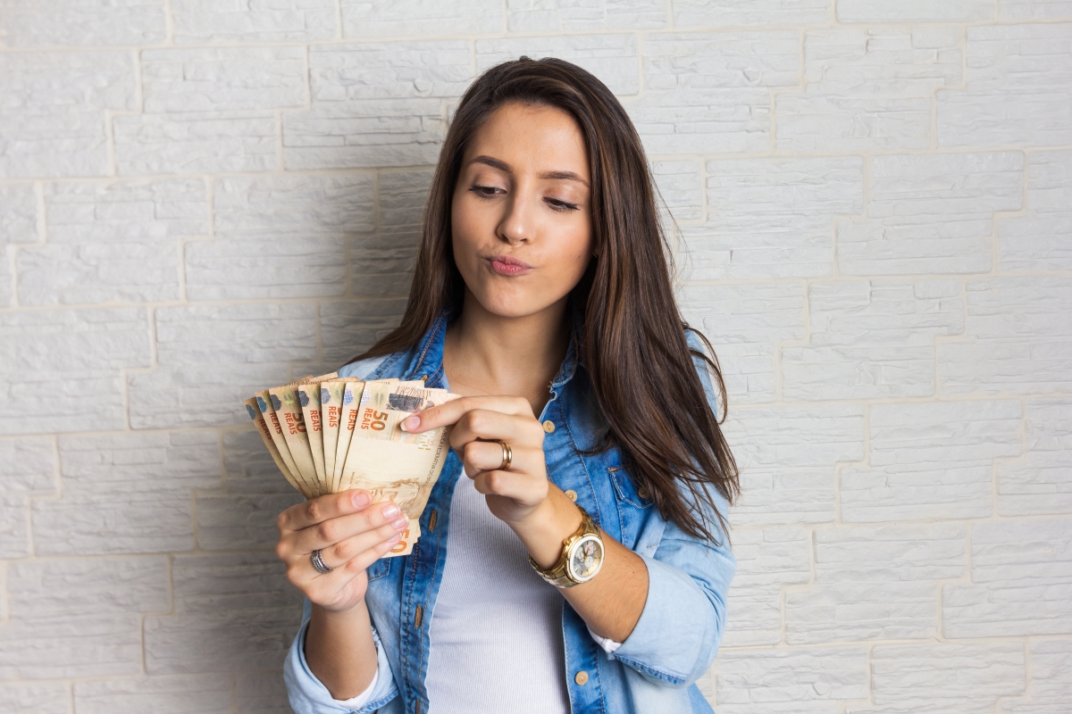 interets intercalaires achat vefa – une jeune femme compte des billets