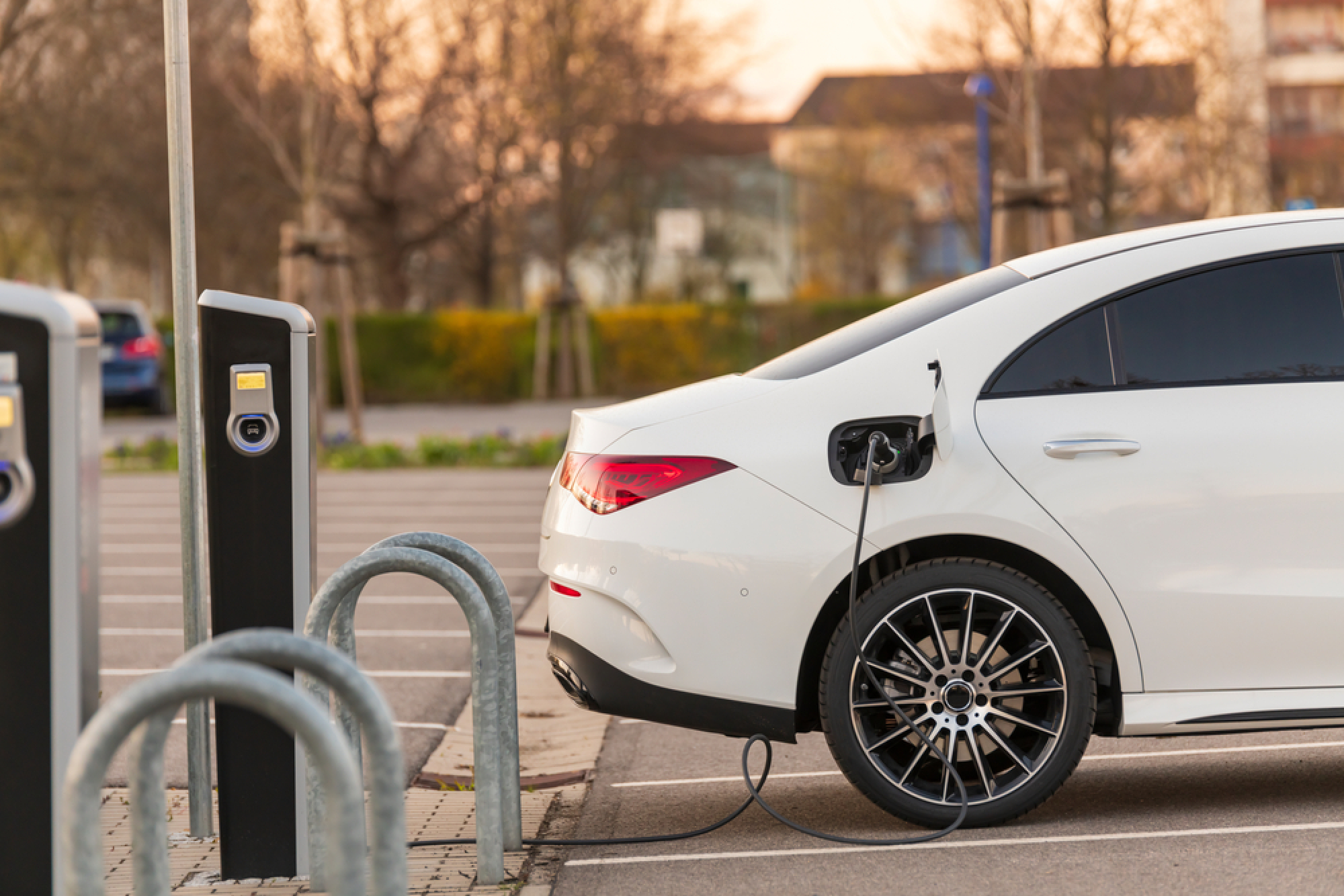 Une voiture électrique en train de charger