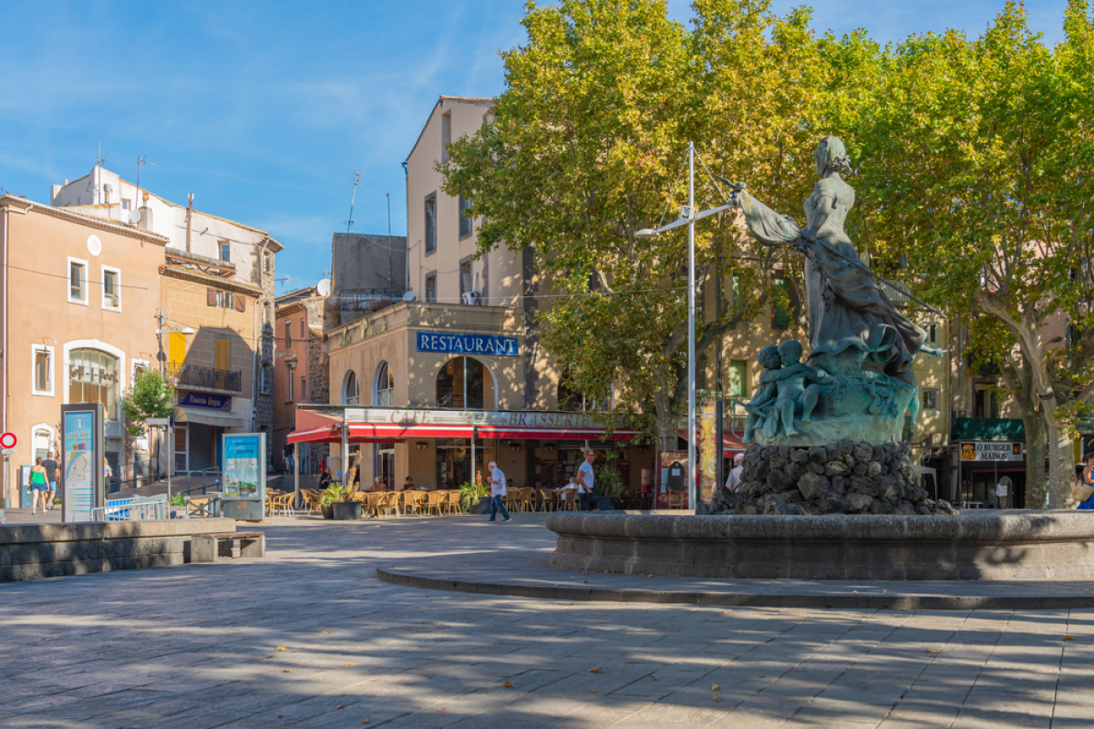 Petites rues piétonnes et commerces locaux constituent le cœur de ville d’Agde vivre à Agde – centre ville d’Agde