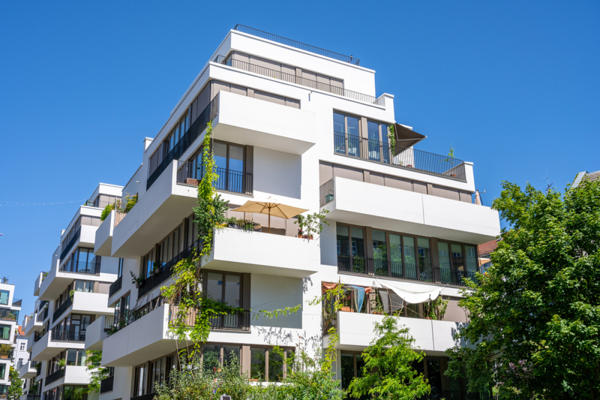 façade d’immeuble moderne avec terrasses verdurées