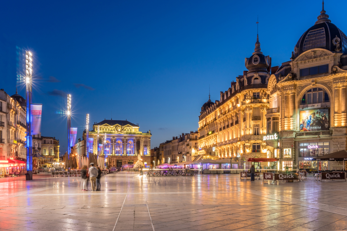 premier investissement locatif – place de la comédie Montpellier la nuit