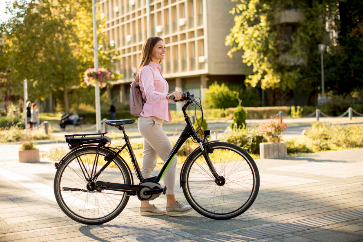 les nouveaux quartiers à Montpellier – une femme fait du vélo dans un quartier aménagé