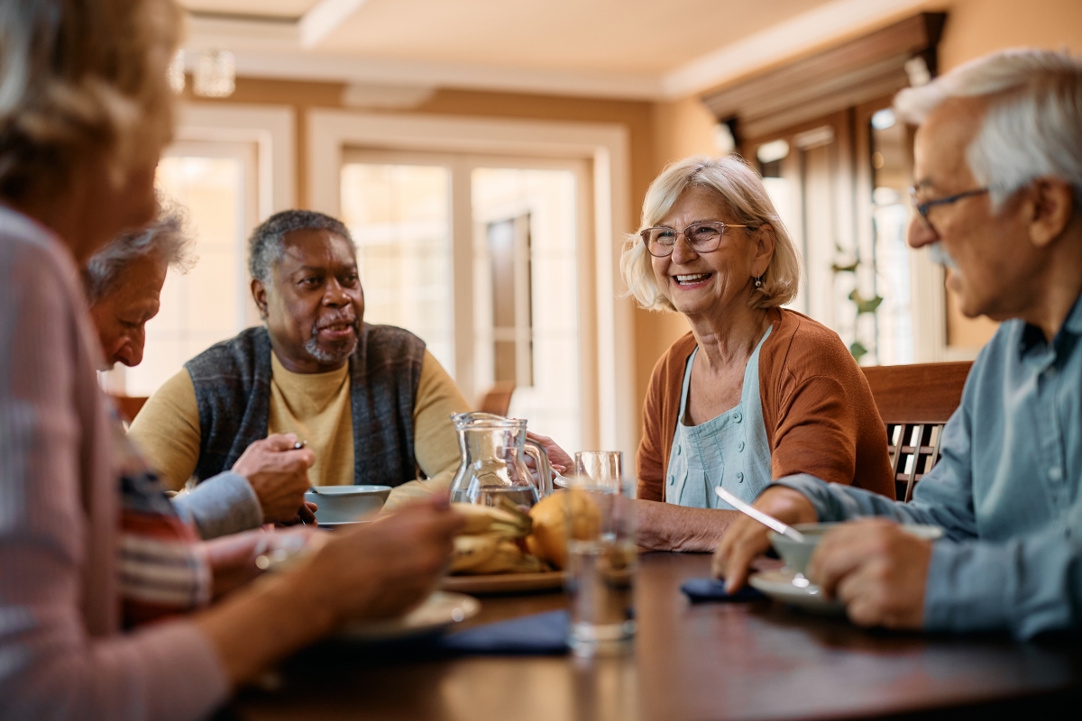 La TVA est récupérable pour un investissement en résidence de services recuperation tva achat immobilier – un groupe de jeunes seniors riant à table