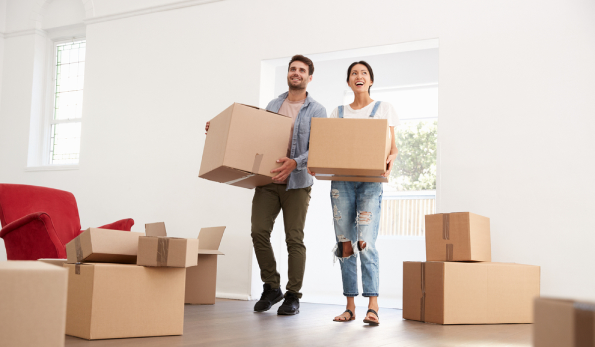 spécialiste de l’immobilier neuf – un couple emménageant dans un logement neuf