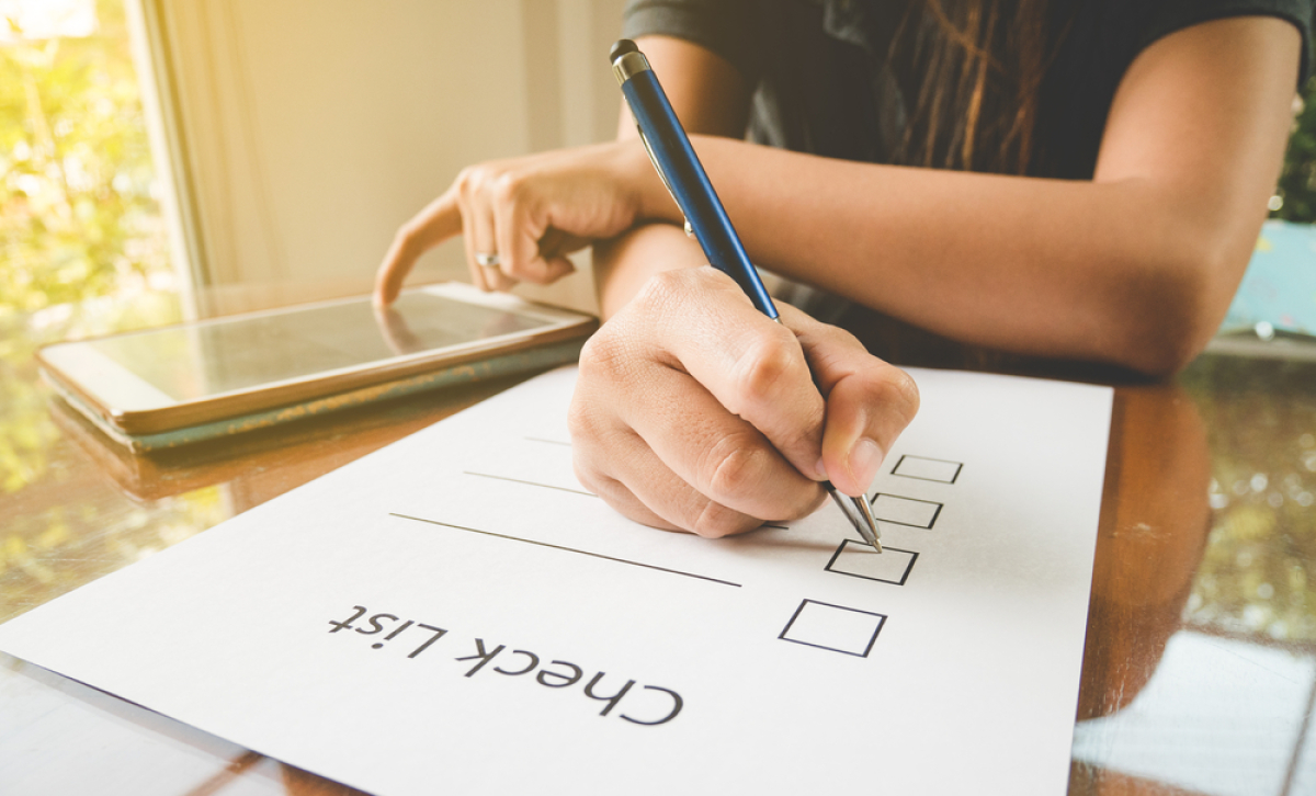 Lorsque l'on déclare un investissement en loi Pinel, il faut bien vérifier chaque étape déclarer un investissement Pinel – une personne remplit sa checklist pour réaliser sa déclaration Pinel