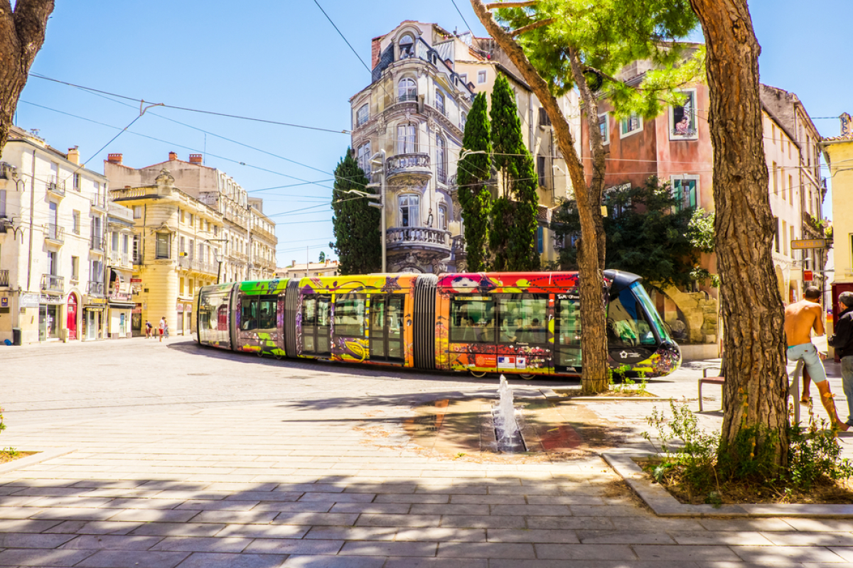 qualité de l’air Montpellier – le tramway passe au milieu d’une place montpelliéraine