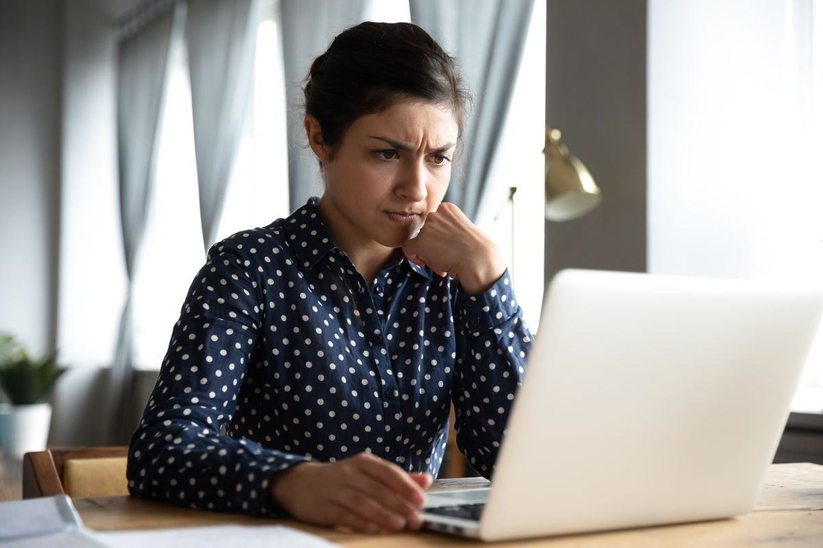 TVA réduite à 5,5 – Une femme concentrée devant un ordinateur 