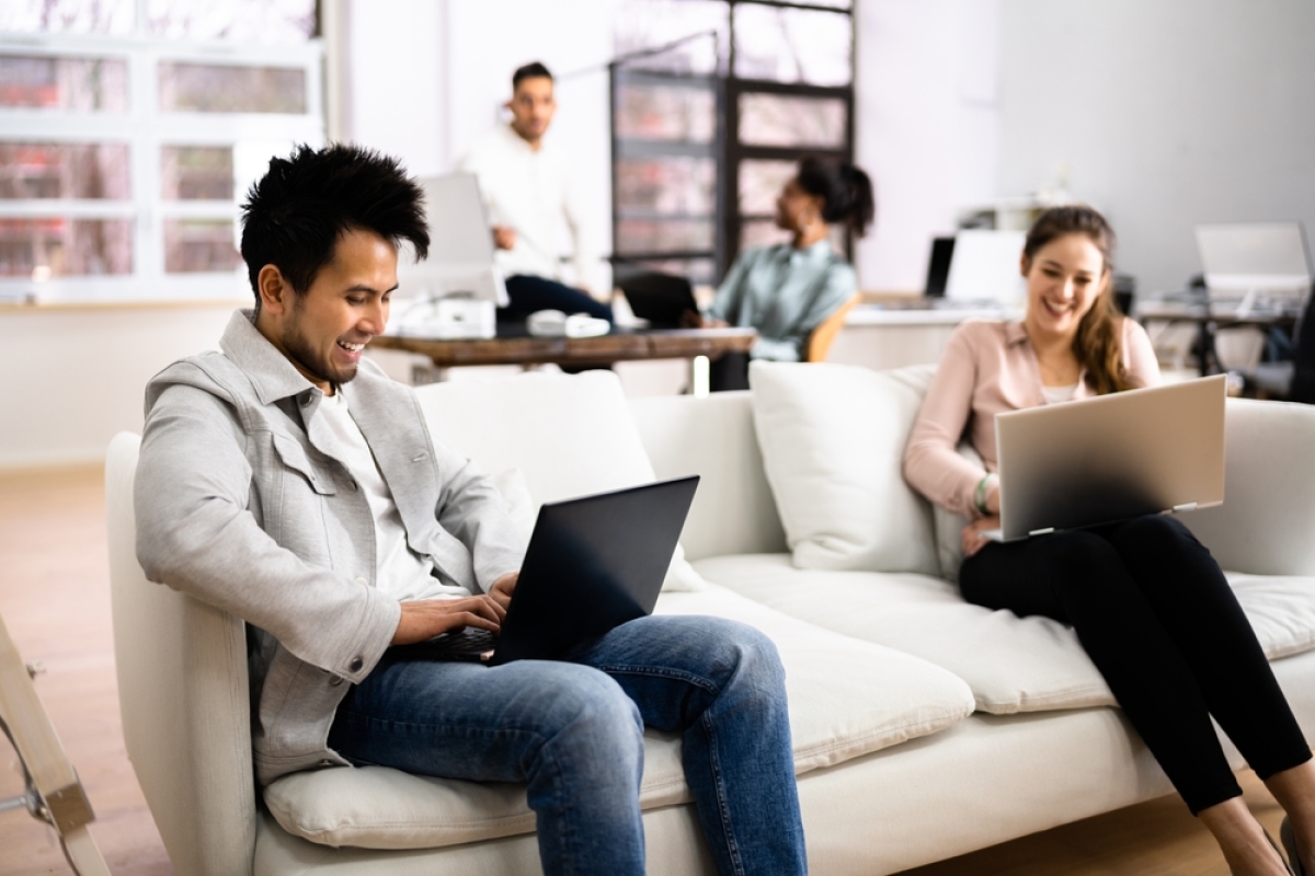 montpellier ville étudiante – des jeunes startupers dans un salon