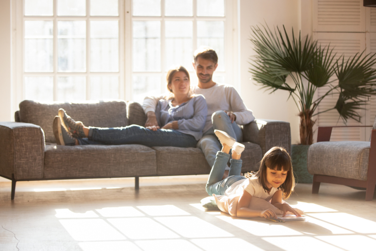 Le confort d'usage est une des pierres angulaires du Pinel Plus Loi pinel plus Montpellier – une famille profitant du confort de son appartement