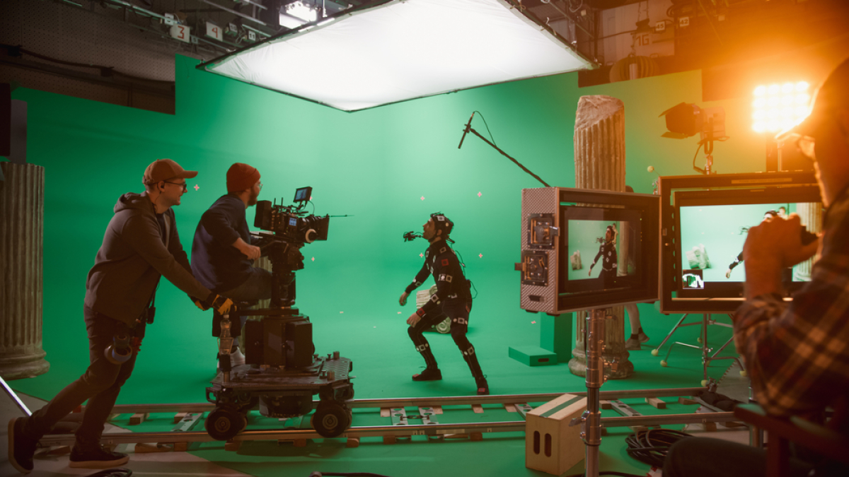 industries culturelles et créatives montpellier – tournage d’un film sur fond vert dans un studio