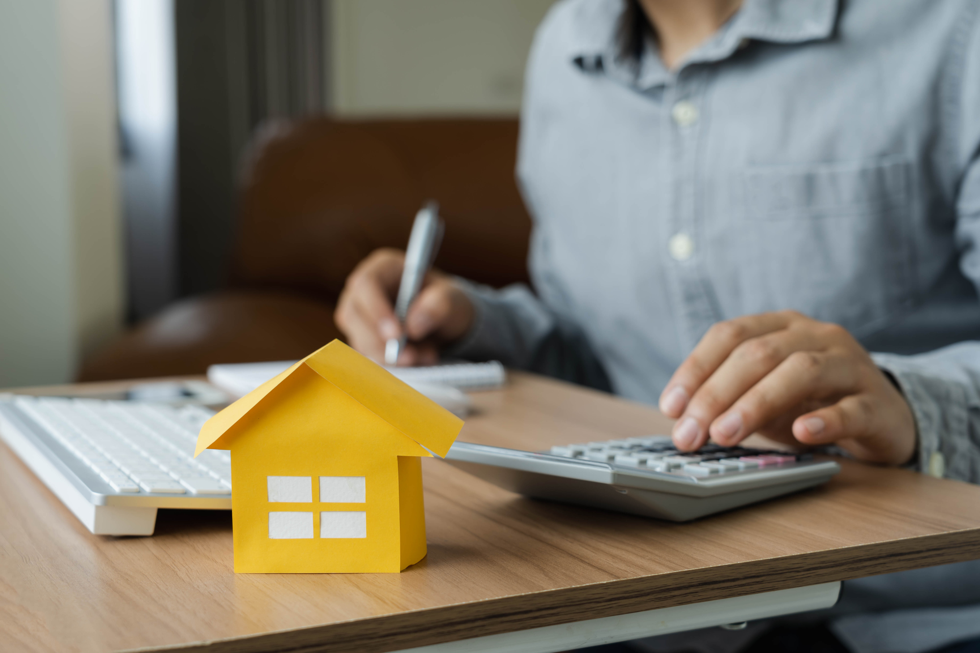 Une personne assise à son bureau entrain de calculer  des taux