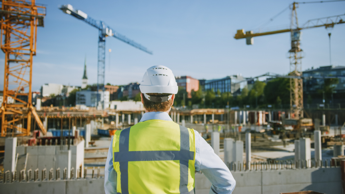 nouveau campus MBS cambacérès – un chef de chantier de dos devant des grues