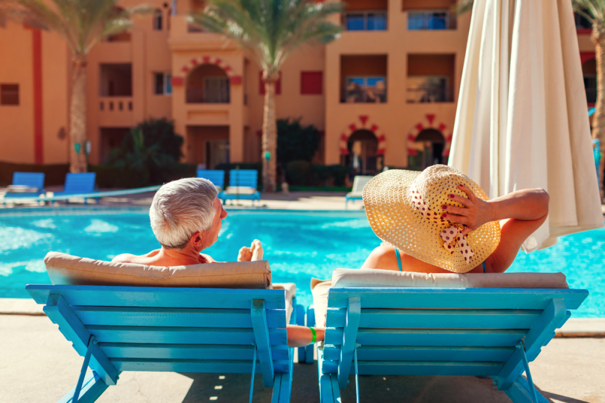 Il est possible pour des seniors d’acheter une nouvelle résidence principale pour profiter de leur retraite prêt immobilier retraité – un couple de retraités profite de la piscine