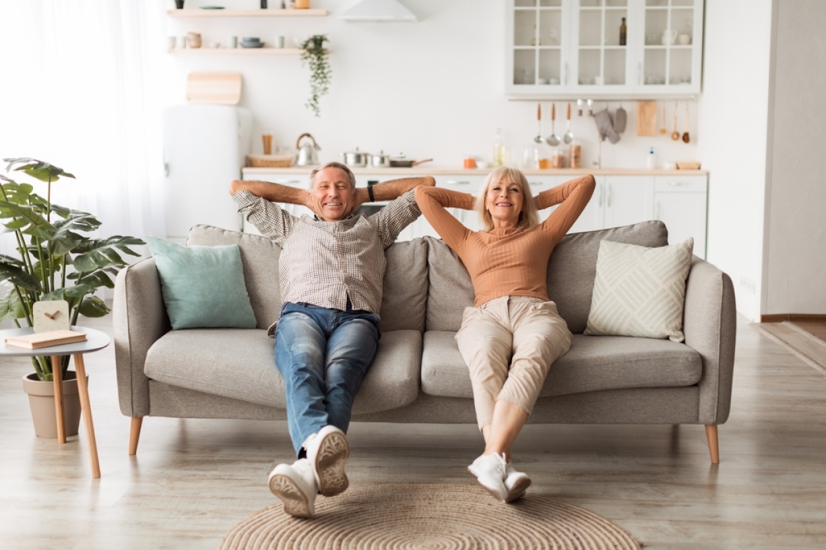Le prêt immobilier pour les retraités nécessite de remplir quelques critères mais il est possible de l’obtenir prêt immobilier retraité – un couple de retraités se détend sur le canapé de leur nouvelle maison