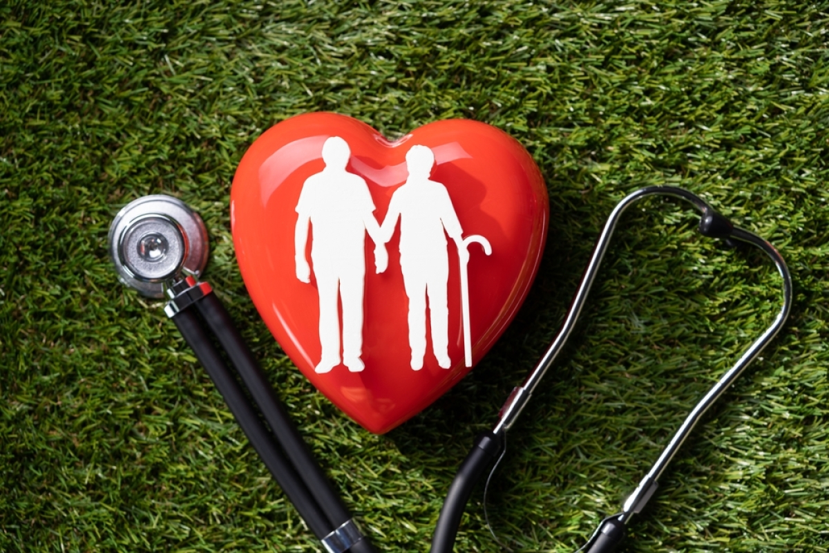 La prévoyance est importante lorsque l’on souhaite contracter un prêt immobilier en étant à la retraite prêt immobilier retraité – un couple de personnes âgées dans un cœur avec un stéthoscope en-dessous