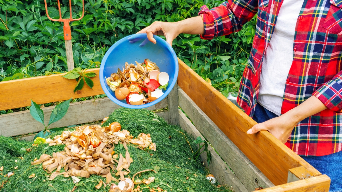Il existe plusieurs solutions de compostage adaptées aux personnes vivant en appartement Compost obligatoire copropriété – une personne versant ses déchets ménagers dans un bac à compost