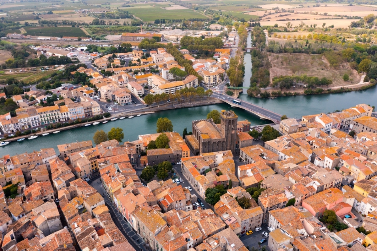 Le centre-ville d’Agde dispose d’un riche patrimoine architectural vivre à Agde – vue aérienne du centre d’Agde