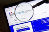 une loupe sur la page d'accueil du site des impôts