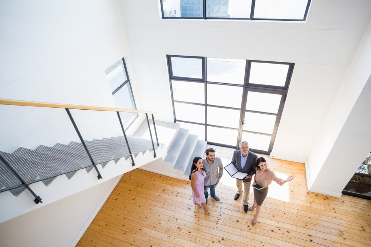 comment devenir promoteur immobilier – un agent immobilier fait visiter un couple