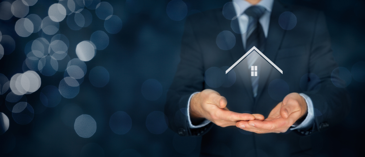 comment devenir promoteur immobilier – un homme présente une maison dans ses mains